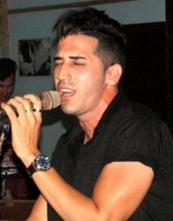 El joven cantautor Alfred Mato ofreció una admirable versión del clásico de Silvio Rodríguez, El Mayor. Foto: Alberto Castañeda