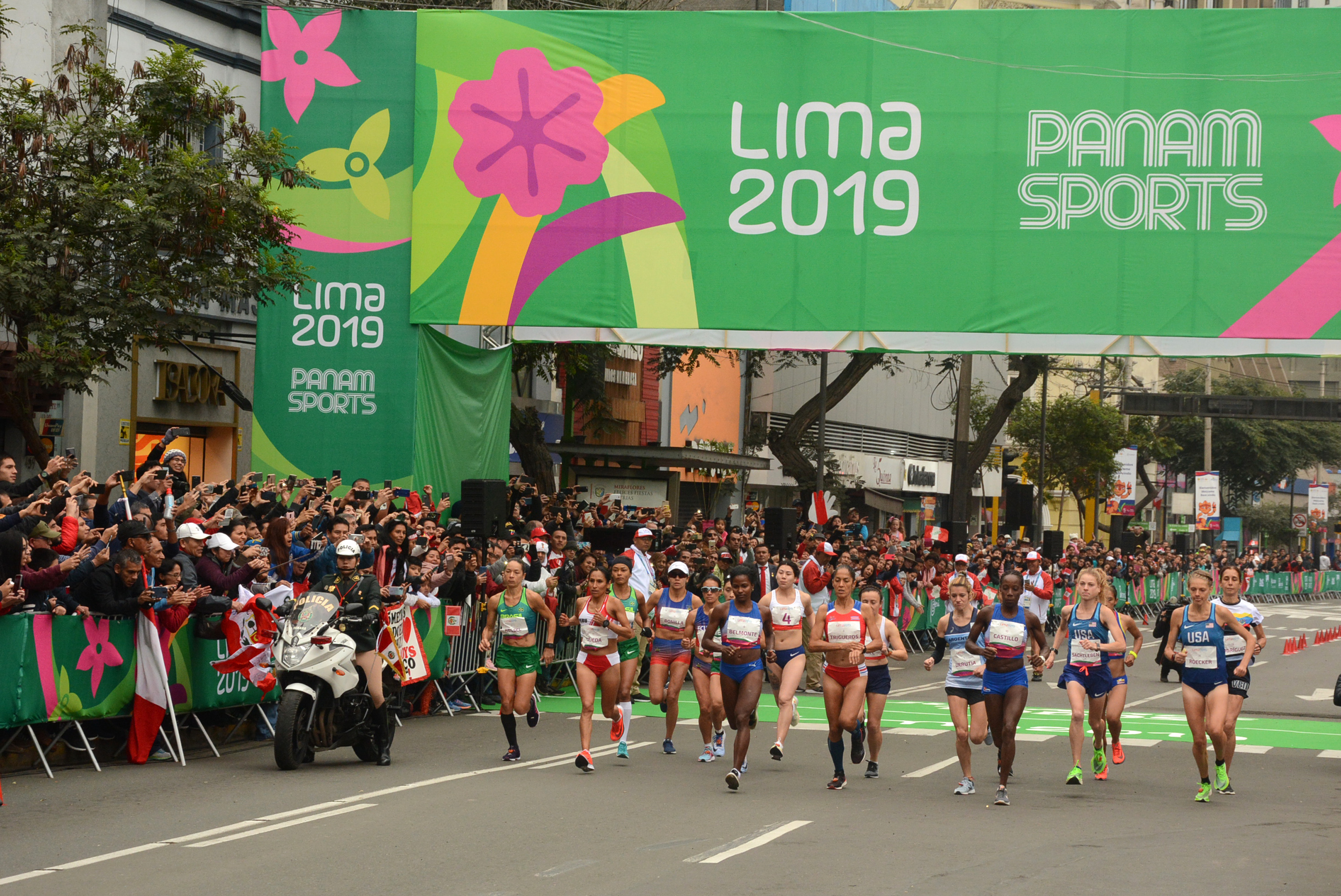 Las cubanas Dailín Belmonte Torres (I) y Yuvisleivis Castillo (D) en el inicio de la Maratón femenina desde el parque Kennedy. FOTO/Osvaldo GUTIÉRREZ GÓMEZ