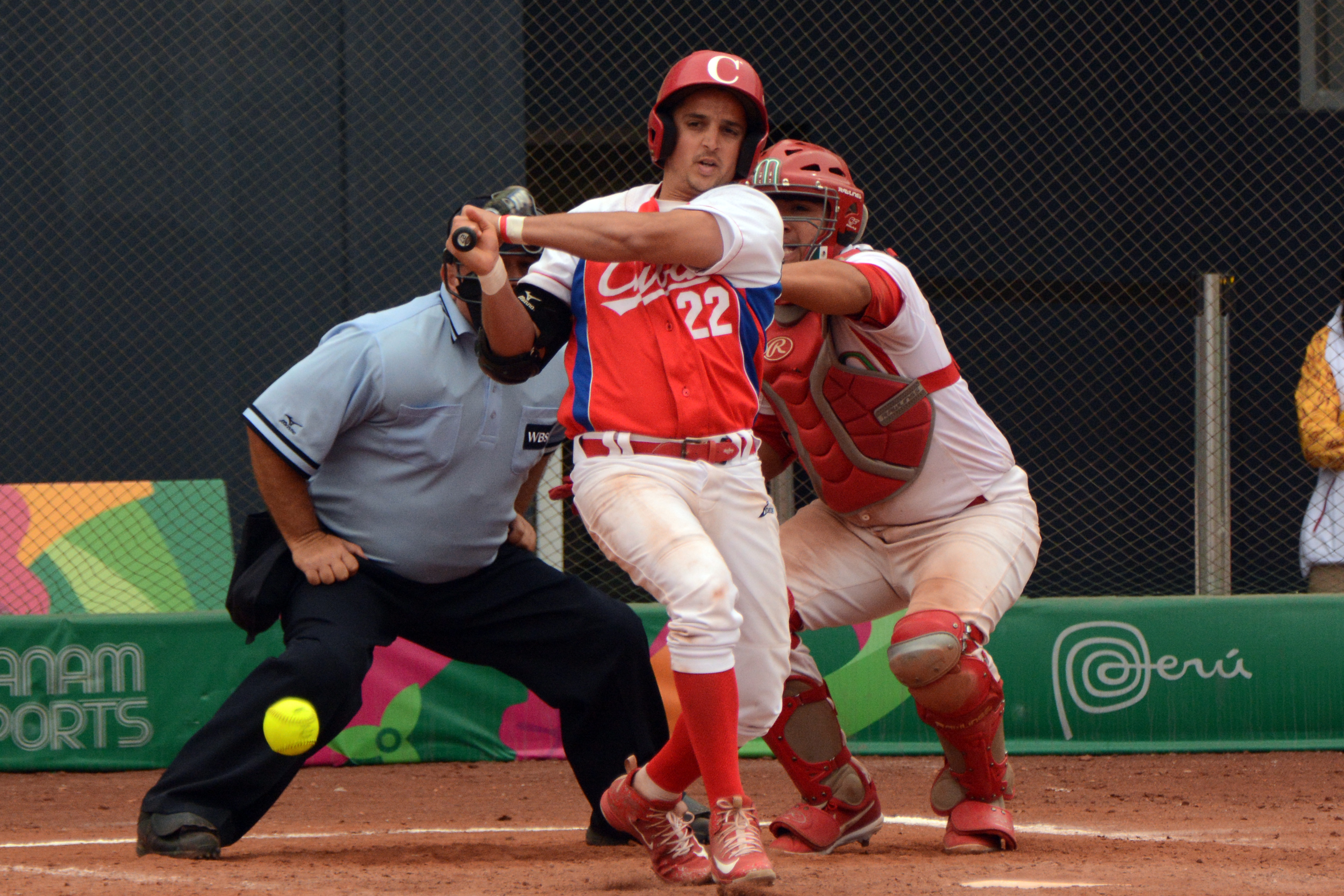 Yuri Rodríguez batea por Cuba frente a Mexico en juego de Softbol en la etapa semifinal. FOTO/Osvaldo GUTIÉRREZ GÓMEZ