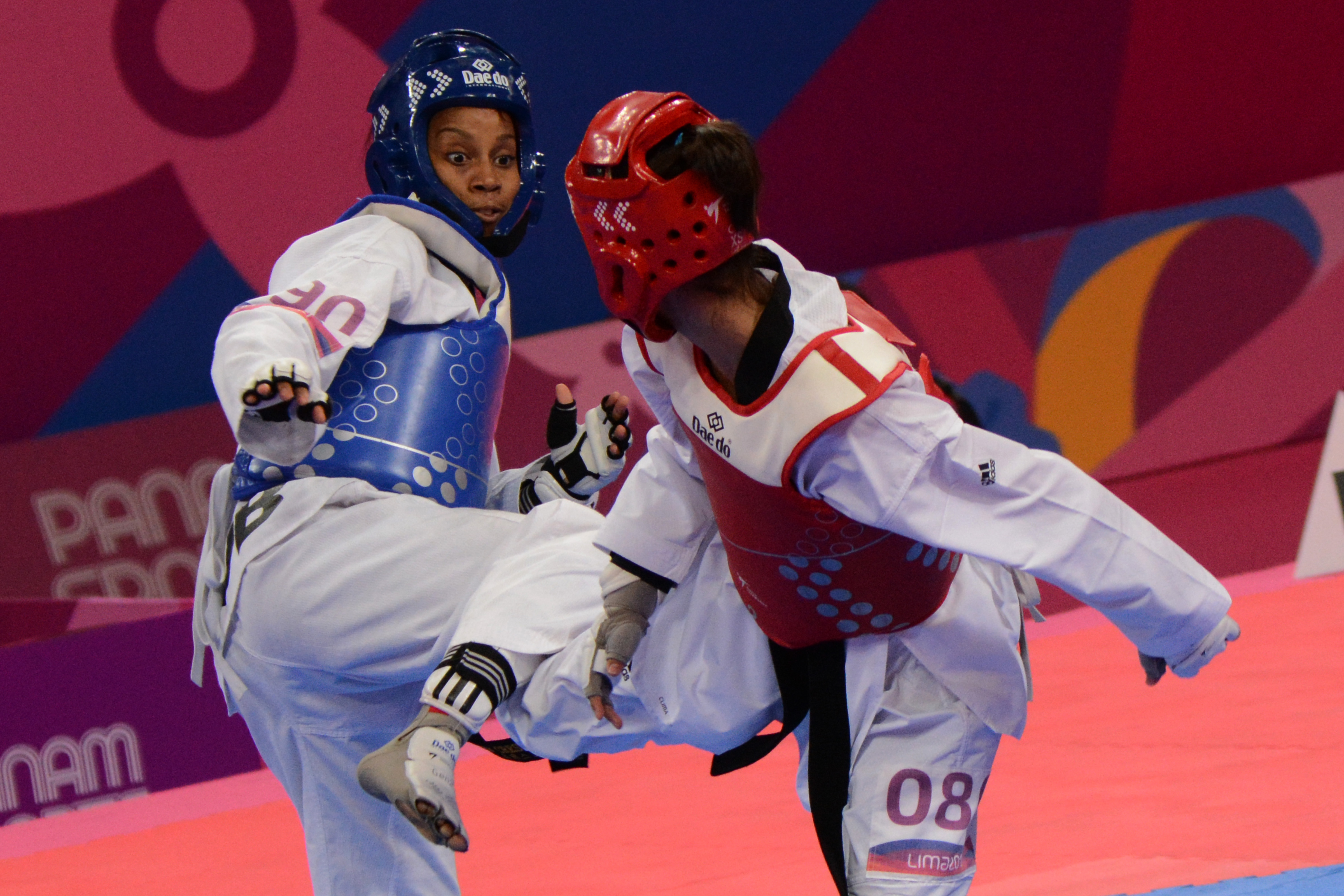 Combate entre la cubana Yania Aguirre (azul) frente a la guatemalteca Estefanie Pedroza en la competencia de Taekwondo en el Polideportivo del Callao, como parte de los XVIII Juegos Panamericanos, FOTO/Osvaldo Gutiérrez Gómez