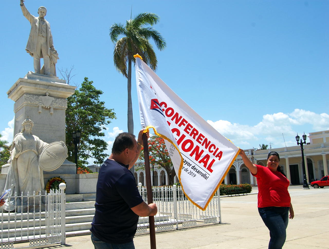 Ante el monumento erigido al Héroe Nacional de Cuba, José Martí, Arturo Rodríguez Font entregó la bandera a Anay Morera Guillén, secretaria general del buró provincial del SNTI. Foto: Barreras Ferrán