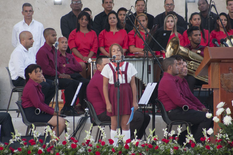La pionera Gellys González Verdecia, estudiante de la Escuela Primaria 21 de Octubre, habló en representación de las más nuevas generaciones de granmenses y cubanos. Foto: René Pérez Massola