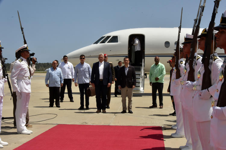 El presidente de los Consejos de Estado y de Ministros, Miguel Díaz-Canel Bermúdez, llega a Caracas para participar en la sesión de clausura del XXV Foro de Sao Paulo. Foto: Estudios Revolución