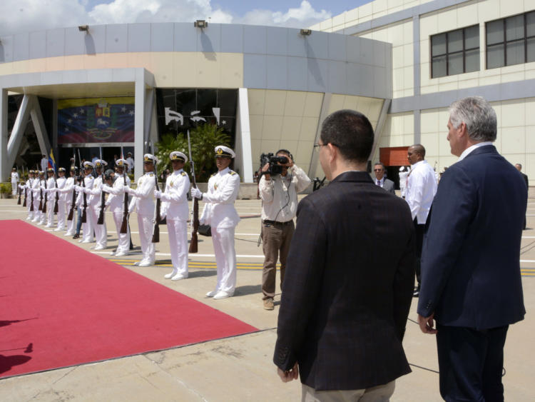 El presidente de los Consejos de Estado y de Ministros, Miguel Díaz-Canel Bermúdez, llega a Caracas para participar en la sesión de clausura del XXV Foro de Sao Paulo. Foto: Estudios Revolución