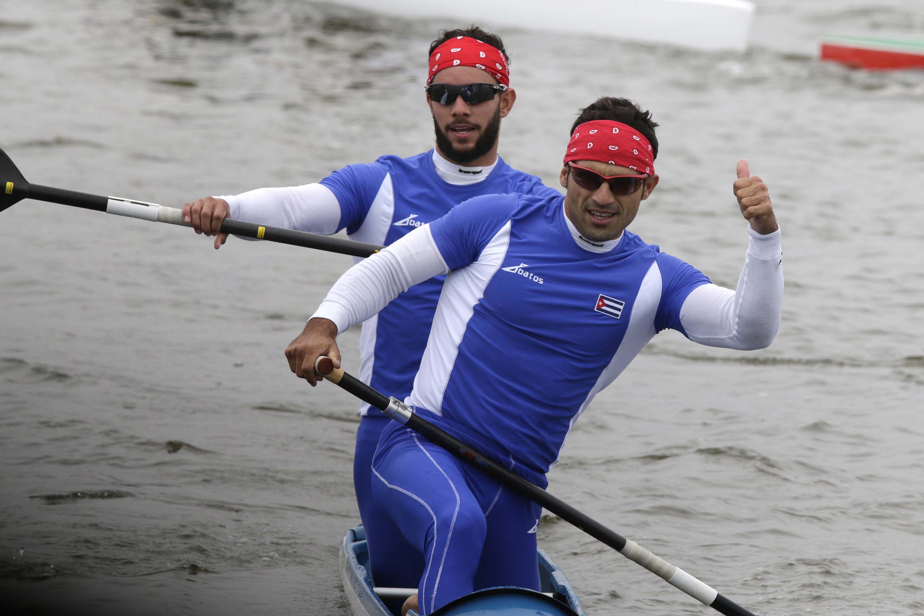 La canoa biplaza formada por el espirituano Serguey Torres y el cienfueguero Fernando Dayán Jorge ganó la segunda medalla de oro para la delegación cubana en el C2 1000 metros durante la realización de los XVIII Juegos Panamericanos de Lima. Foto Roberto Morejón, Periódico Jit, INDER.