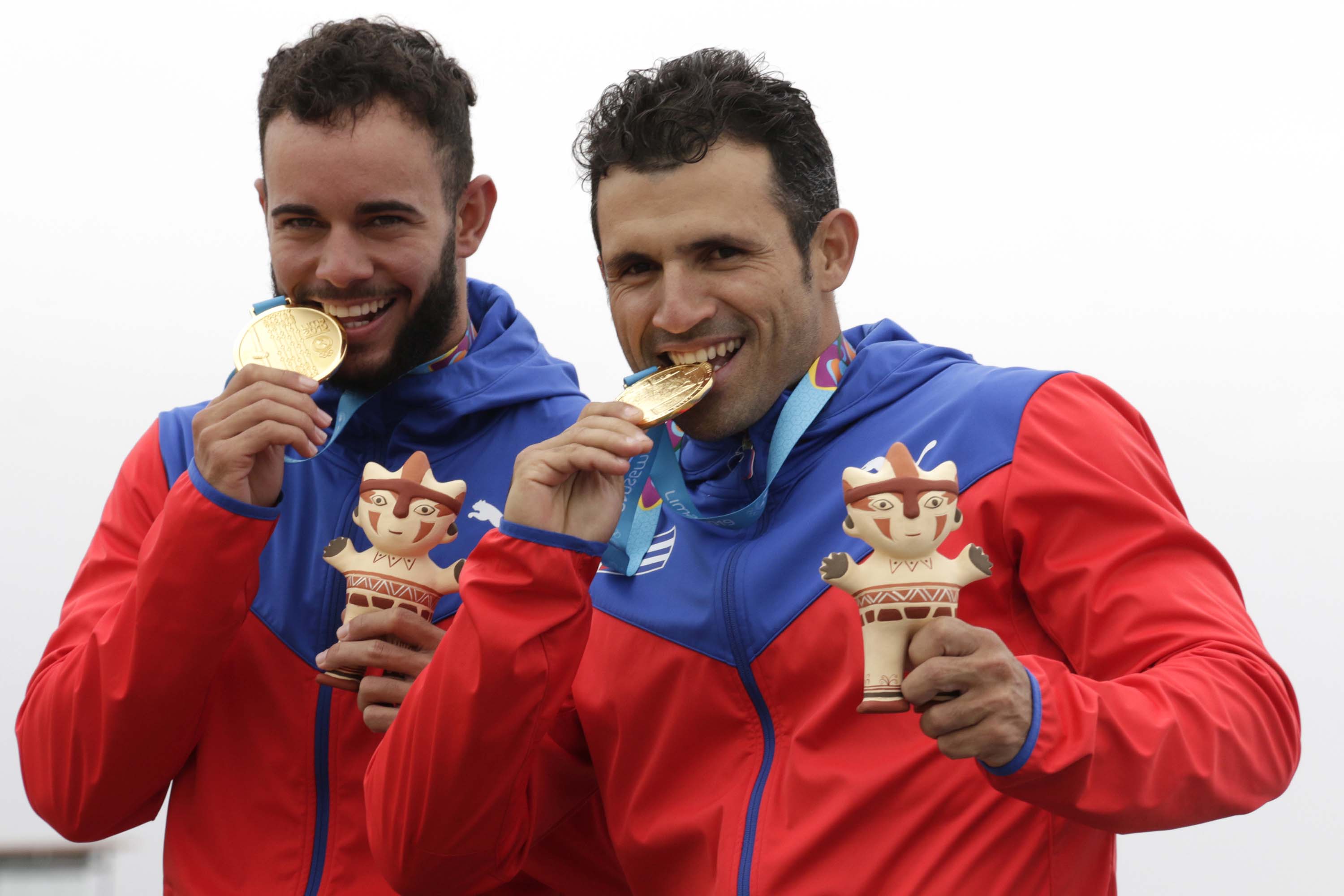 La canoa biplaza formada por el espirituano Serguey Torres y el cienfueguero Fernando Dayán Jorge ganó la segunda medalla de oro para la delegación cubana en el C2 1000 metros durante la realización de los XVIII Juegos Panamericanos de Lima, Perú. Foto Roberto Morejón, Periódico Jit, INDER.