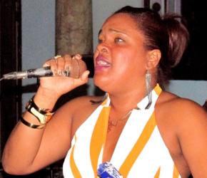 Correspondió a la vocalista Claudia Beatriz, con su potente y cristalina voz, abrir y cerrar el espectáculo con los temas La Lupe, de Juan Almeida, y Su nombre es pueblo, de Eduardo Ramos.