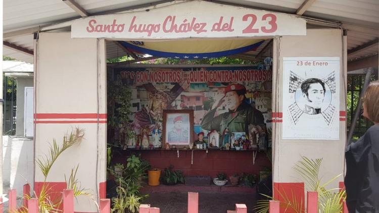 En la pequeña capilla Chávez es venerado por su pueblo como un Santo, aunque no lo es y todos lo saben. Foto: Presidencia de Cuba
