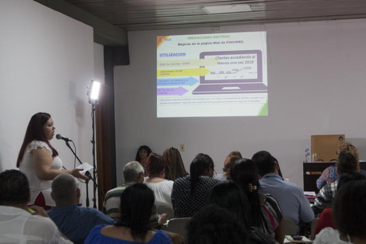 Elaine Moreno Carnet, directora general de la Oficina Nacional de Uso Racional de la Energía (Onure), presentó una reciente fiscalización realizada por diputados de esa comisión junto con especialistas del mencionado organismo a 53 centros laborales de 14 provincias. Foto: René Pérez Massola