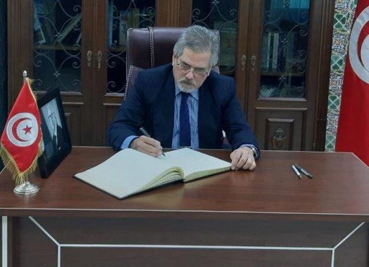 Embajador cubano en Emiratos Arabes Unidos firma libro de condolencias por el fallecimiento del Presidente de la República Tunecina