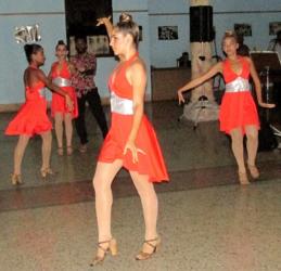 El exquisito sabor tropical, al ritmo de la rumba y la conga, lo pusieron las muchachas de Liberación, compañía danzaria dirigida por la experimentada bailarina y coreógrafa Karelia Silva.