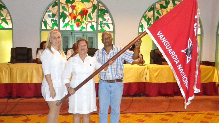 colectivo de la Sucursal Caracol del Complejo Hotelero Comodoro de La Habana recibió la bandera de Vanguardia Nacional de la Emulación Socialista