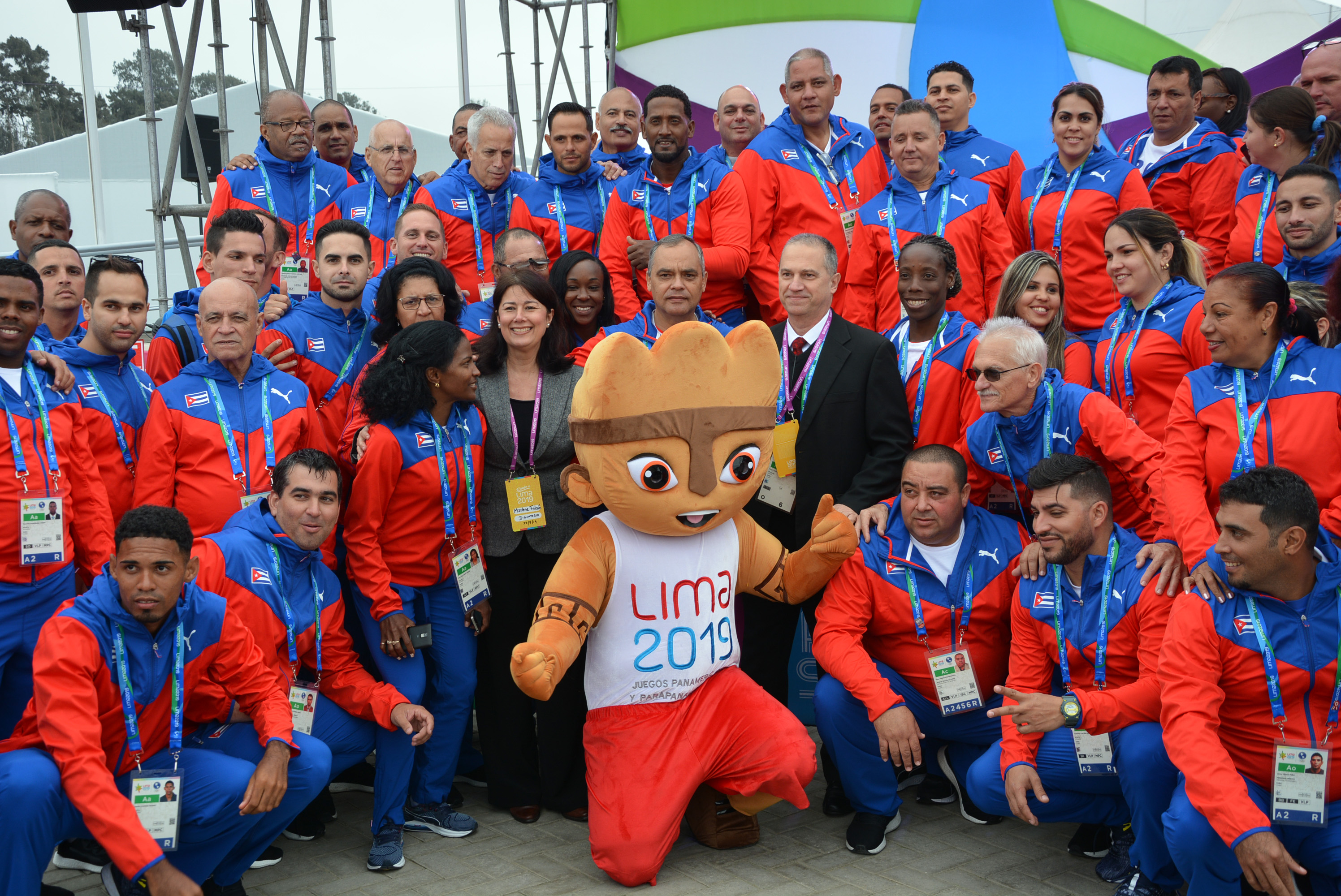 El Presidente del INDER, Osvaldo Vento, junto a parte de la delegación cubana, tras el izamiento de la bandera en la Villa Olímpica. Osvaldo Gutiérrez
