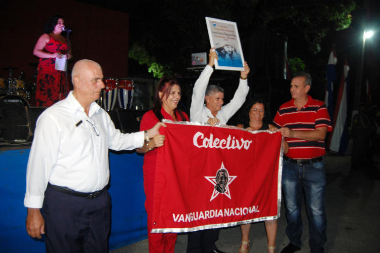 Los principales directivos de la empresa recibieron la bandera que acredita al colectivo la condición de Vanguardia Nacional por sexta ocasión consecutiva. Foto: Barreras Ferrán.