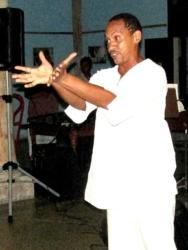 Eudy Leslie, de Teatro Cimarrón, interpretó los poemas Capitán de la clase obrera, texto inédito de Alberto Curbelo, y Por esta libertad, escrito por Fayad Jamís. Foto: Alberto Castañeda