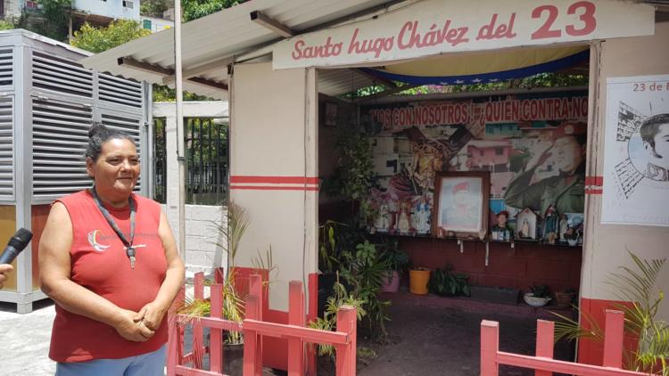 Elizabeth Torres miliciana encargada de custodiar la capilla en homenaje a Chávez. Foto: Presidencia de Cuba