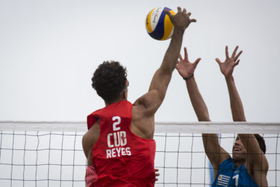 Buen juego olvida mal paso en voli de playa