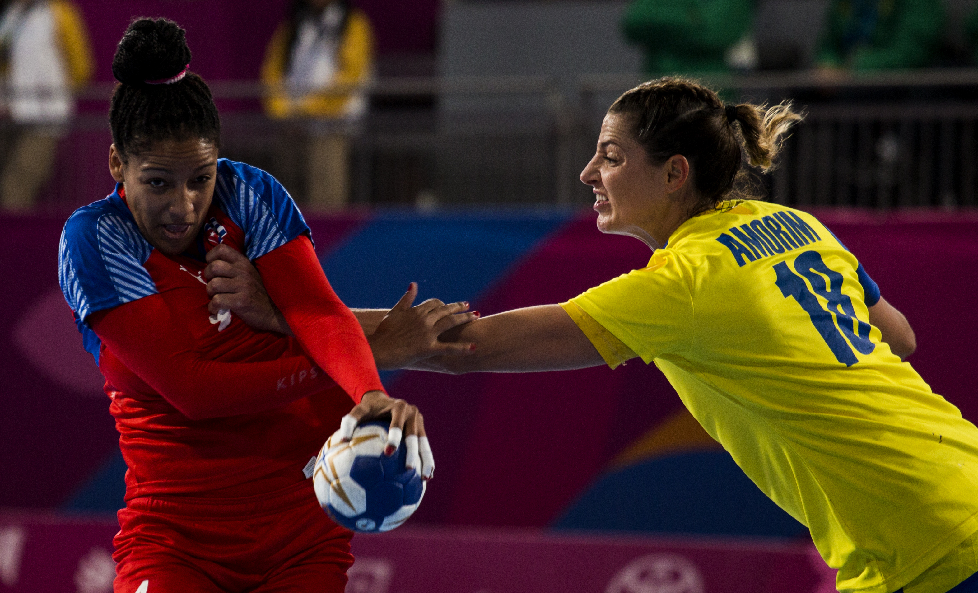 Cuba cedió ante Brasil en el inicio del balonmano. Foto: Irene Pérez/ Cubadebate.