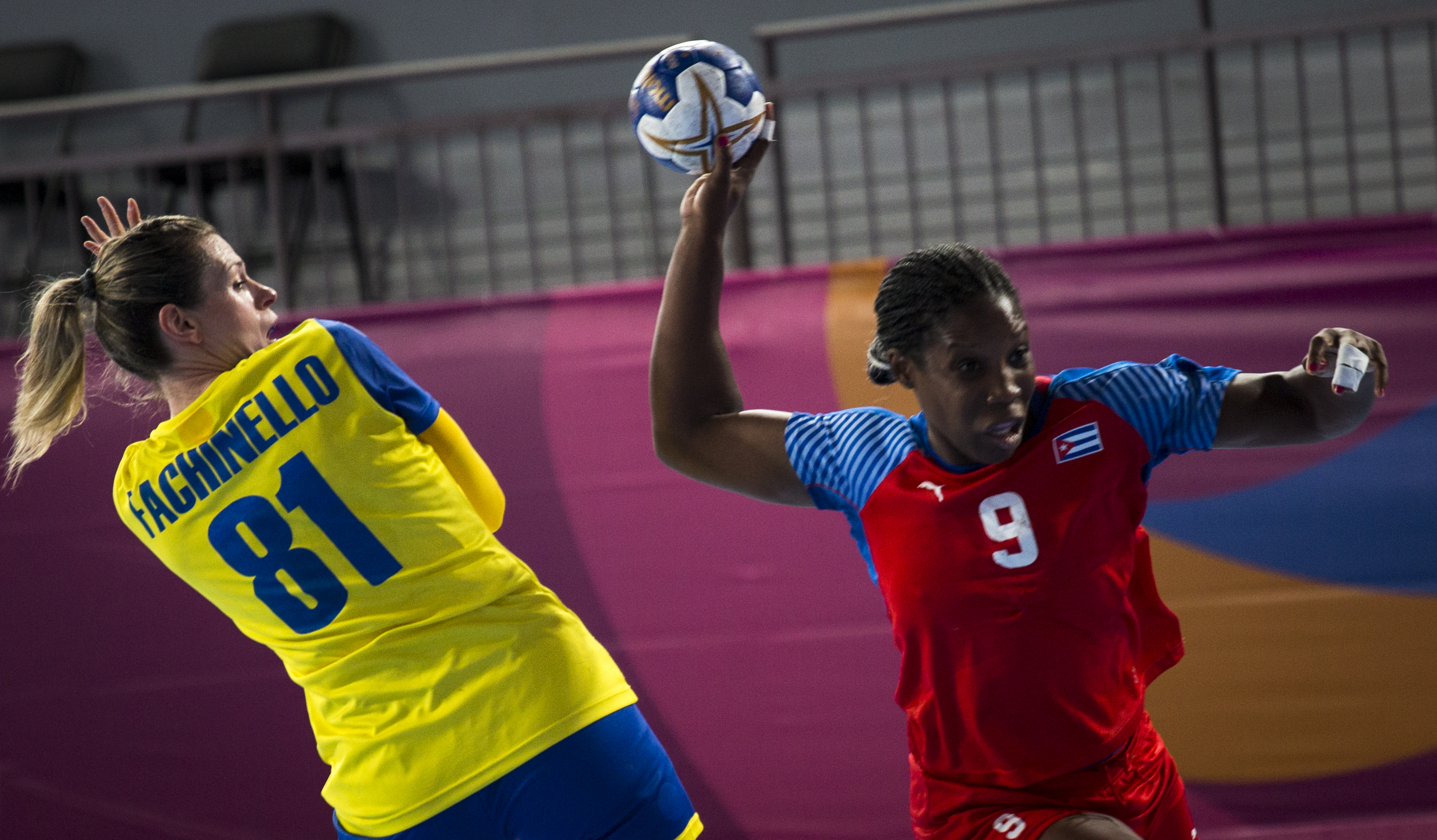 Cuba cedió ante Brasil en el inicio del balonmano. Foto: Irene Pérez/ Cubadebate.
