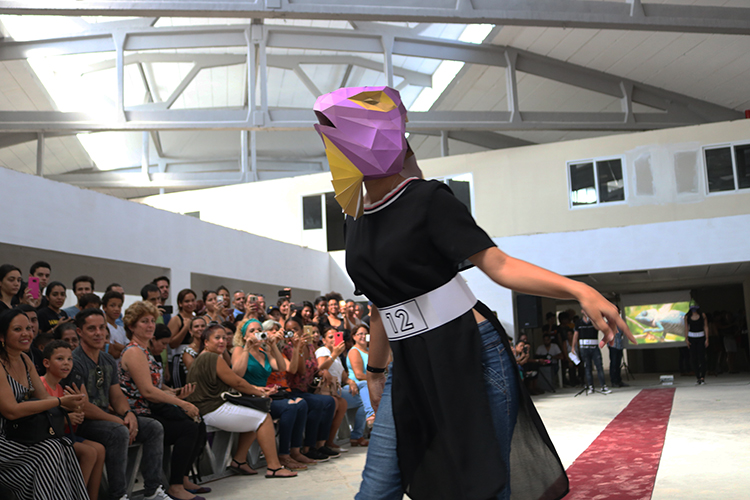 desfile de máscaras del Instituto Superior de Diseño (ISDI)