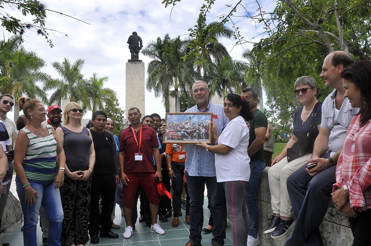 Rinden tributo al Che delegados al Coloquio Internacional Sindical