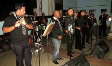 La Orquesta Charanga Típica de Conciertos (Agrupación Patrimonio Nacional), emblemática dentro del panorama musical cubano y más conocida como la orquesta Rubalcaba, dirigida por el maestro Humberto Seijas Oria, ganó palmas de los asistentes, a los que puso en movimiento con algunos de sus más sonados temas. Foto: Alberto Castañeda