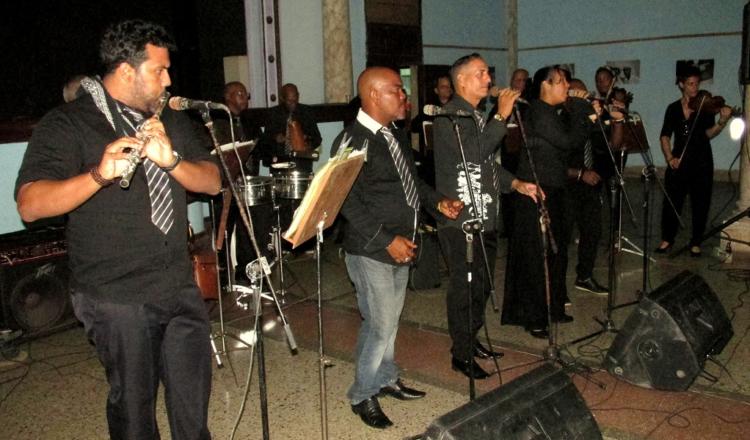 La Orquesta Charanga Típica de Conciertos (Agrupación Patrimonio Nacional), emblemática dentro del panorama musical cubano y más conocida como la orquesta Rubalcaba, dirigida por el maestro Humberto Seijas Oria, ganó palmas de los asistentes, a los que puso en movimiento con algunos de sus más sonados temas. Foto: Alberto Castañeda