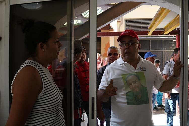 Torres Iríbar conversó con administradores de los restaurantes de la calle Cuchillo, e insistió en el cuidado de la imagen de los locales y en la preminencia de la culinaria china en esta área. Foto de Julio G. Hun Longchong