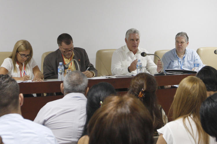 Díaz-Canel participa en comisión parlamentaria de Asuntos Económicos