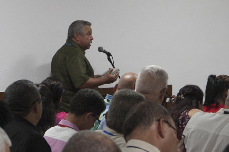 Ulises Guilarte en comisión de asuntos económicos del Parlamento cubano