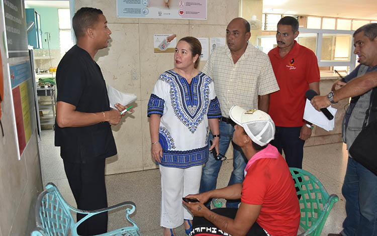 Yudí Rodríguez Hernández y Alberto López Díaz, máximas autoridades del Partido y el Gobierno en la provincia, se presentaron de inmediato en los centros asistenciales de Santa Clara, donde fueron atendidos los lesionados. (Foto: Carlos Rodríguez Torres)