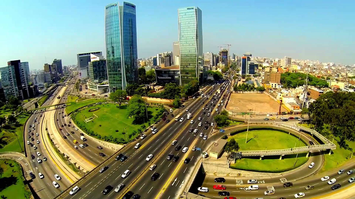 Avenida Javier Padro, en Lima, Perú.