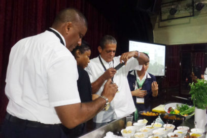 Por la actualización de alimentos y bebidas