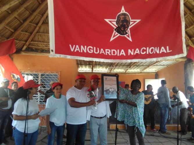 El colectivo de Ciegoplast, del Sindicato de la Construcción, recibe el certificado que lo acredita como colectivo Vanguardia Nacional, otorgado por la Central de Trabajadores de Cuba. Foto: José Luis Martínez Alejo