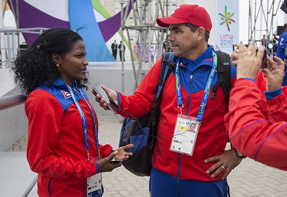 Dailín Belmonte ofrece declaraciones en la Villa Olímpica. Foto: Irene Pérez/ Cubadebate.