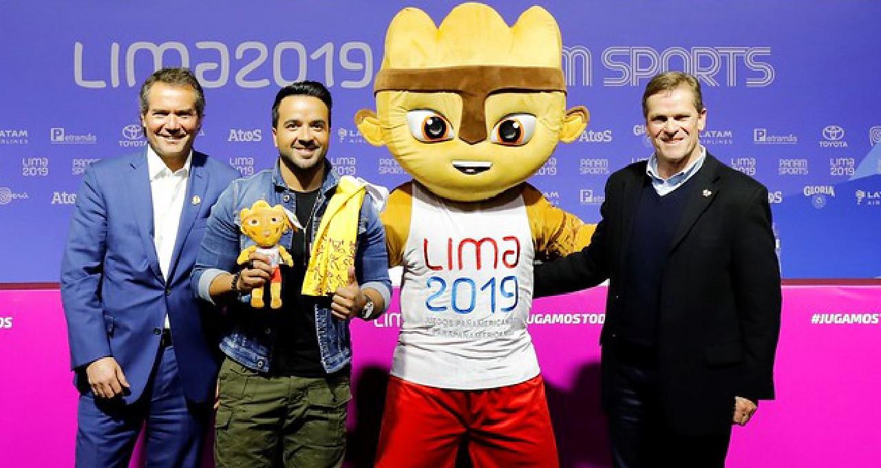 Luis Fonsi junto a el Presidente del Comité Organizador de Lima 2019, Carlos Neuhaus; (a su derecha) y el Presidente de Panam Sports, Neven Ilic.