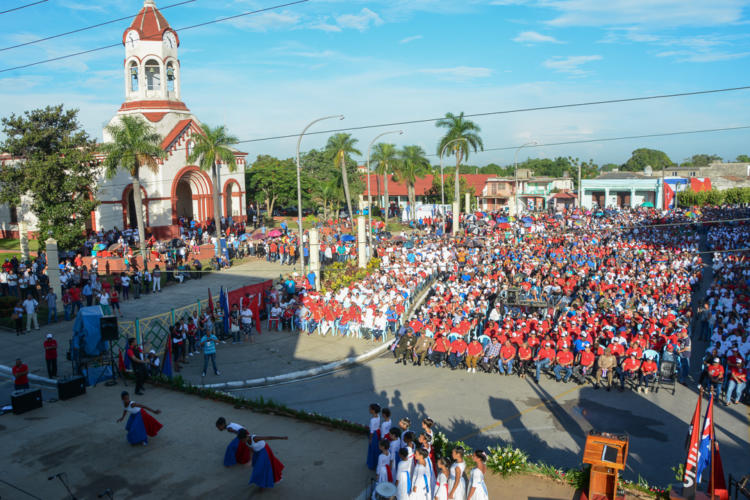 La Plaza de la Libertad en Camagüey se llenó desde horas bien temprana de un pueblo deseoso de mostrar su apoyo al proceso revolucionario. Foto: Leandro Armando Pérez Pérez