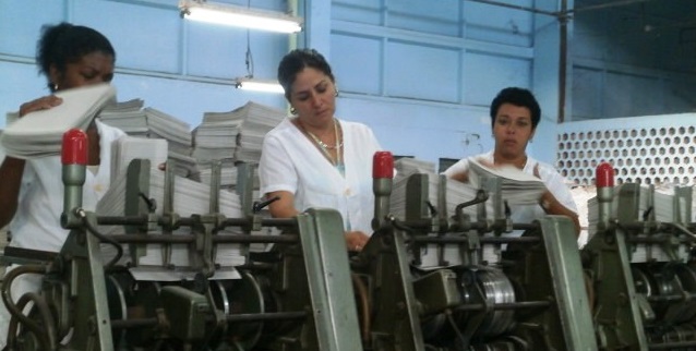 Los trabajadores del poligráfico espirituano tras la llegada tardía de la materia prima han puesto todo su esfuerzo para fabricar a tiempo las libretas destinadas al próximo curso escolar. Foto: Yuleiky Obregón Macías