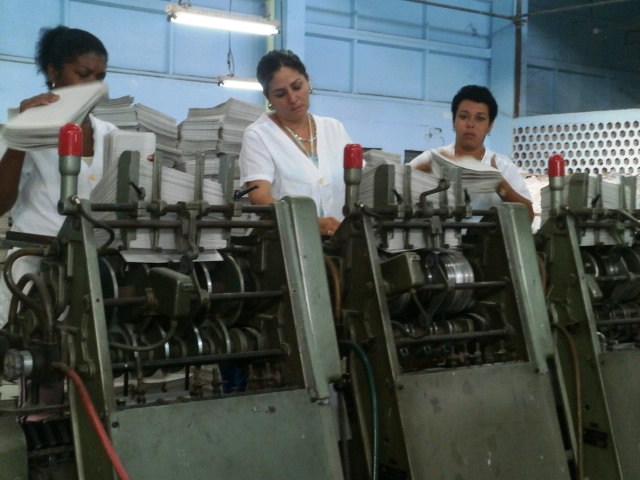 Los trabajadores del poligráfico espirituano tras la llegada tardía de la materia prima han puesto todo su esfuerzo para fabricar a tiempo las libretas destinadas al próximo curso escolar. Foto: Yuleiky Obregón Macías