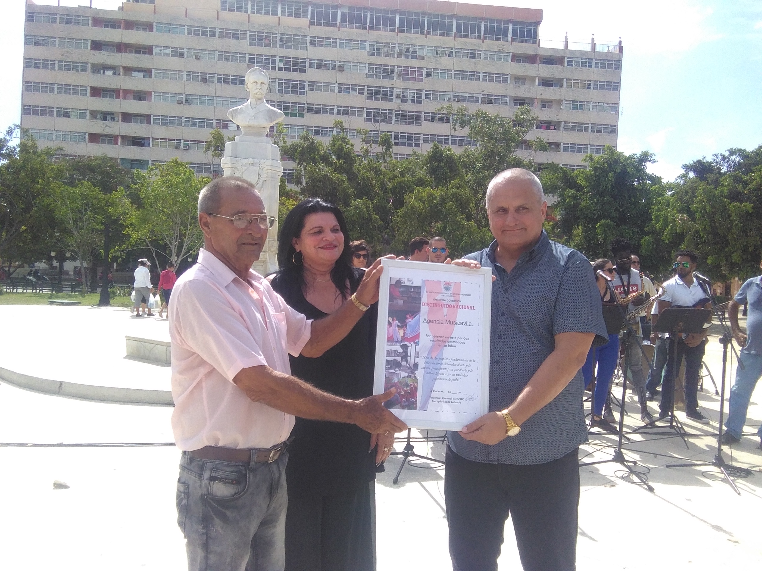 Nereyda López Labrada entregó el certificado que acredita al colectivo de Musicávila con la categoría de Distinguido Nacional. Foto: José Luis Martínez Alejo