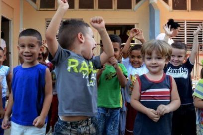 Felicita Díaz-Canel a los niños cubanos