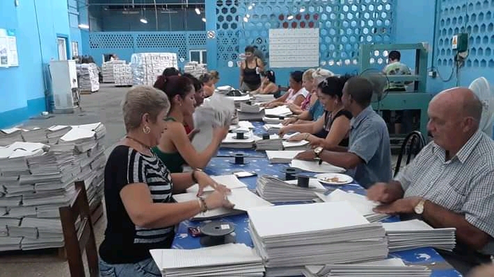 Los trabajadores del poligráfico espirituano celebraron este 26 de Julio con una masiva jornada de trabajo productivo. Foto: Yoandy Rodríguez
