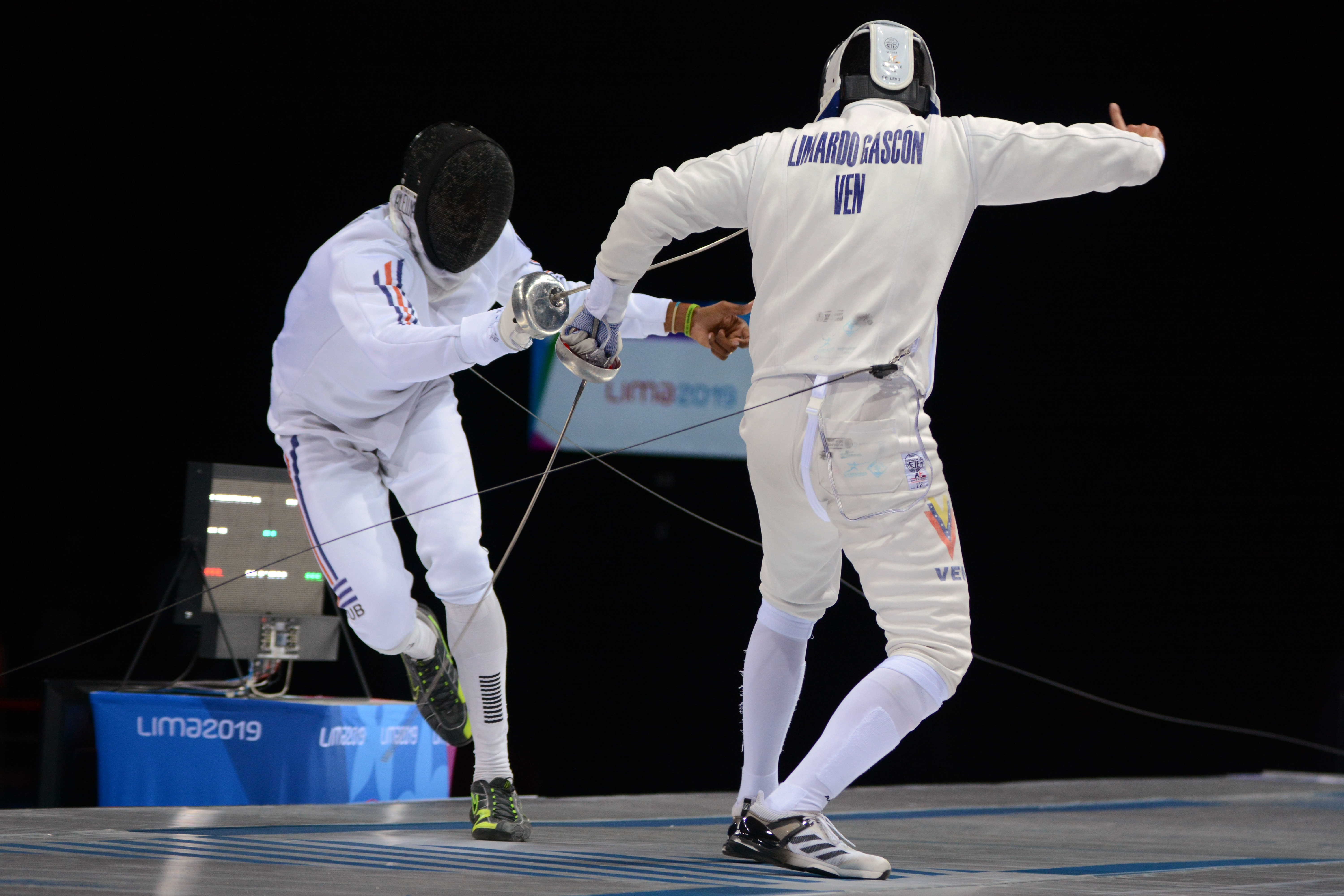 Combate entre el venezolano Ruben D. Limardo y el cubano Yunior Reytor en espada individual de la Esgrima en el Centro de Convenciones de los XVIII Juegos Panamericanos, en Lima, capital de Perú, el 5 de agosto de 2019. ACN FOTO/Osvaldo GUTIÉRREZ GÓMEZ