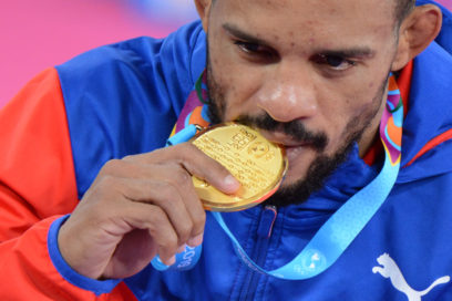 Alejandro Valdés se gradúa con título de oro