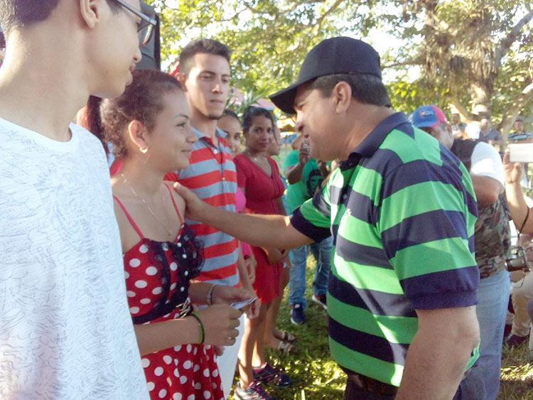 La juventud holguinera y cubana se dio cita en el histórico sitio de Birán para recordar en toda su grandeza al máximo líder de la Revolución. Foto: Lianne Fonseca Diéguez