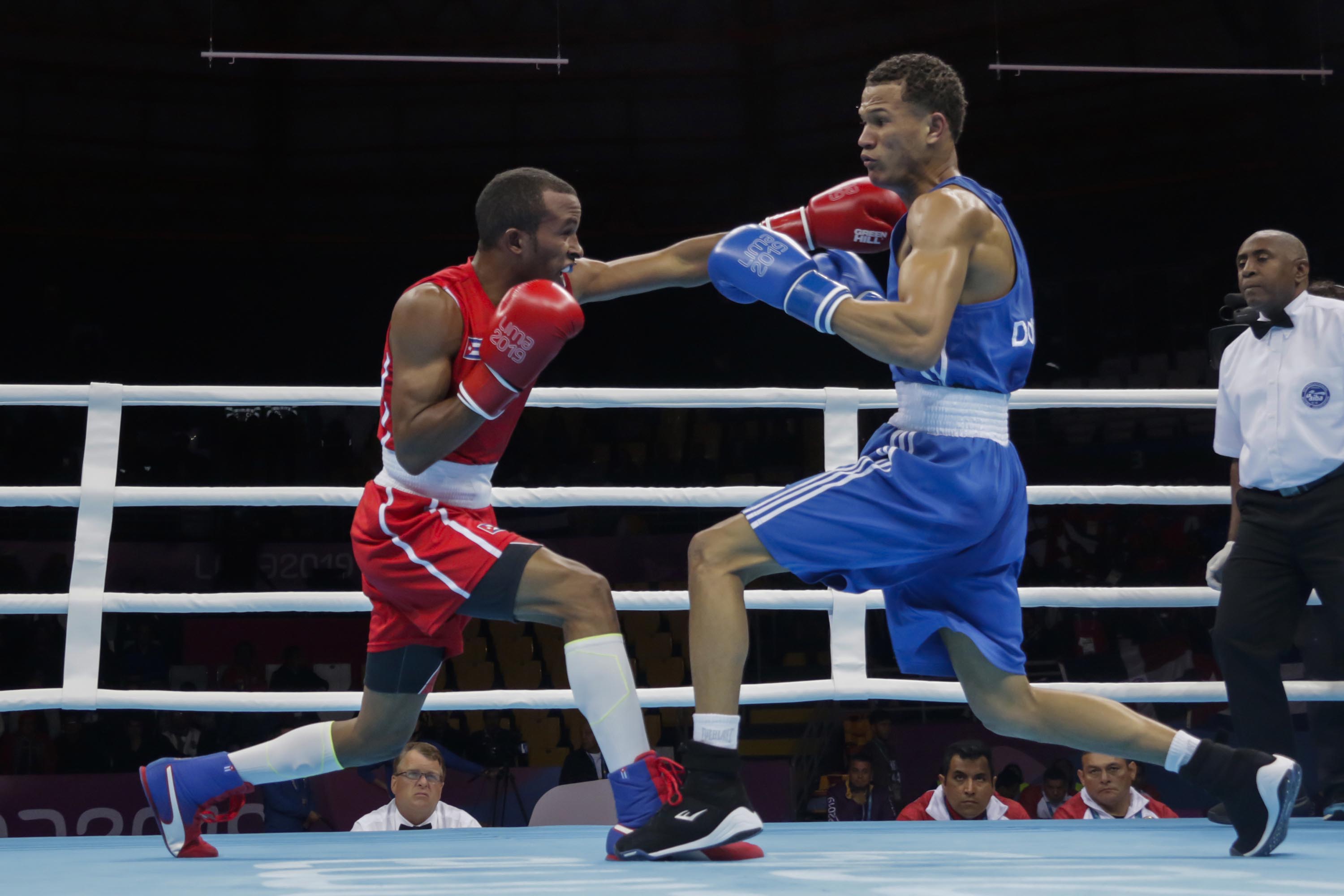 Lázaro Álvarez se enfrenta a Leonel De los Santos de República Dominicana en la final del boxeo en la categoría 60 kg Foto Roberto Morejón, Periodico Jit, INDER.