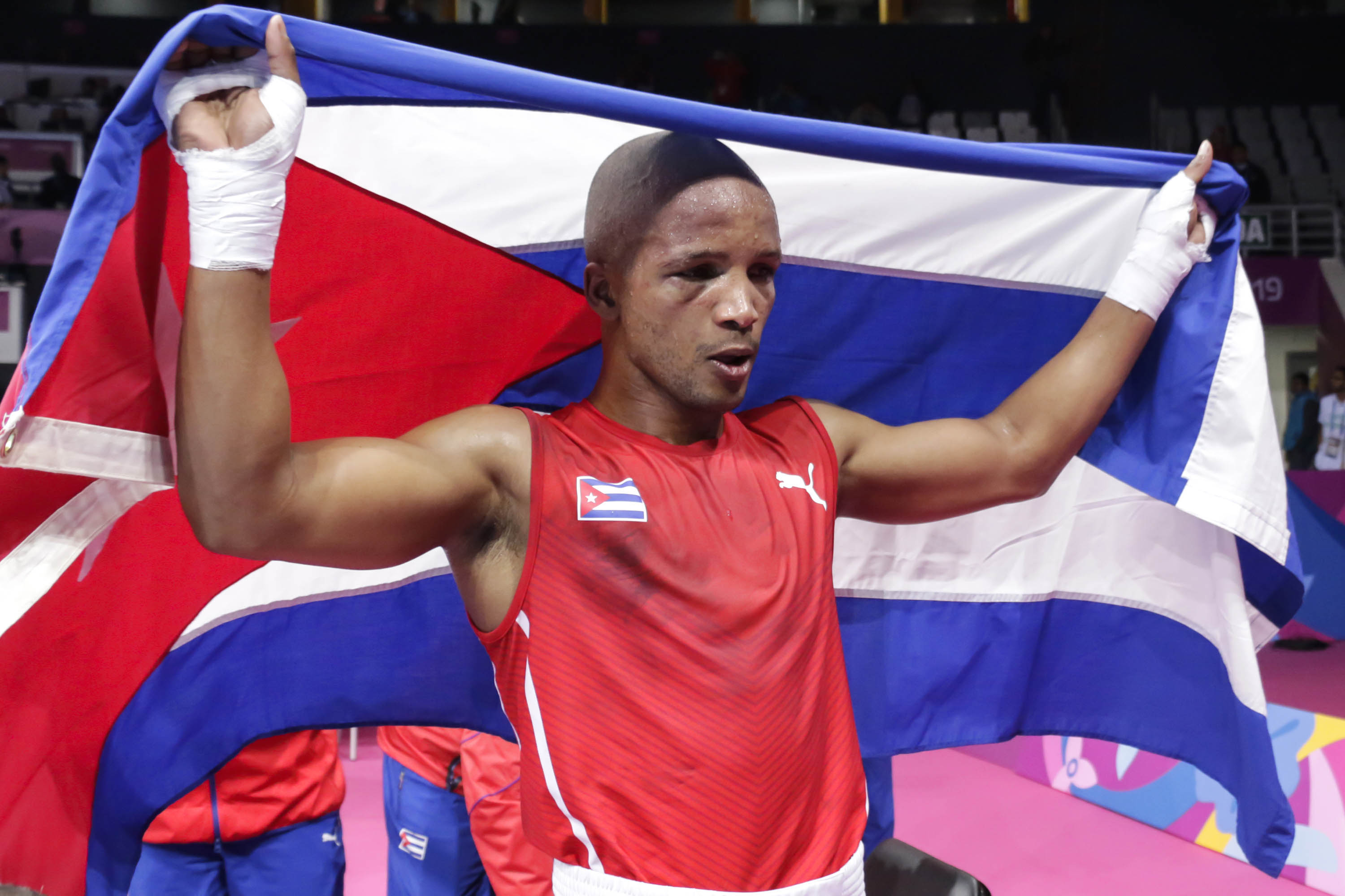 Roniel Iglesias se coronóp en la categoria 69 kg, en el coliseo Miguel Grau, durante la realización de los XVIII Juegos Panamericanos de Lima, Peru,. Foto Roberto Morejon, Periodico Jit, INDER.