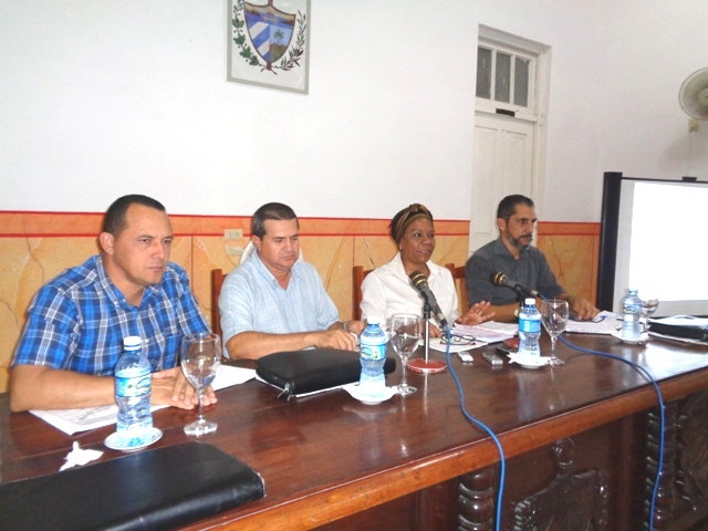 Inés María Chapman evaluó planes de ordenamiento territorial y urbano en Holguín