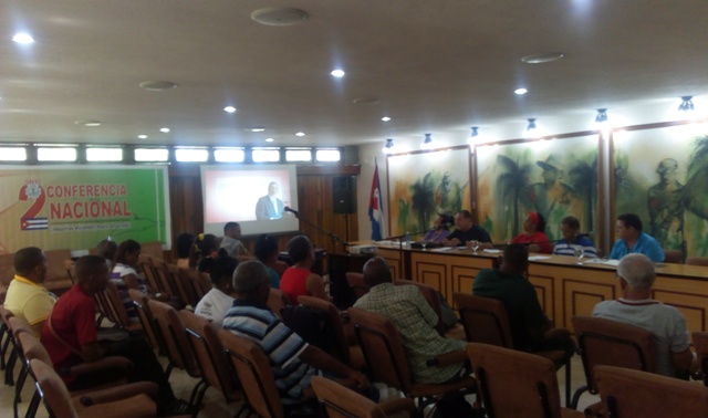 Como parte de la actividad de abanderamiento a la delegación territorial, el máximo dirigente sindical del sector en el país intercambió con los integrantes sobre las principales motivaciones de la conferencia. Foto: Adriana Rojas Preval