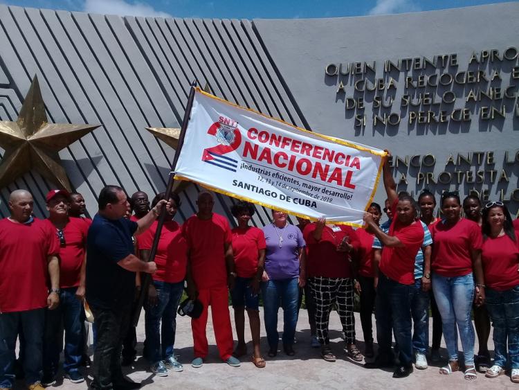 Un total de 20 delegados y cuatro invitados integran la representación de la provincia santiaguera a la II Conferencia del Sindicato Nacional de Trabajadores de Industrias. Foto: Betty Beatón Ruiz